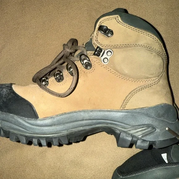 Vasque Women’s Hiking Boots - Tan and Black - Picture 5 of 8